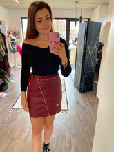 Afbeelding in Gallery-weergave laden, LEATHER RED SKIRT